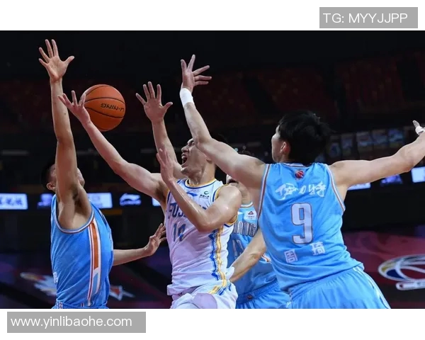 新疆飞虎与青岛的精彩对决揭示篮球战术与团队协作的完美结合 新疆飞虎与青岛的精彩对决揭示篮球战术与团队协作的完美结合